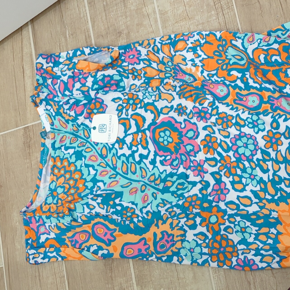 Nwt- Tori Richard boat neckline Paisley shirt size small.